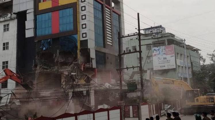 इंदौर में जीतू सोनी के तीन होटलों पर चला नगर निगम का बुलडोजर (फोटो-हेमेंद्र शर्मा)