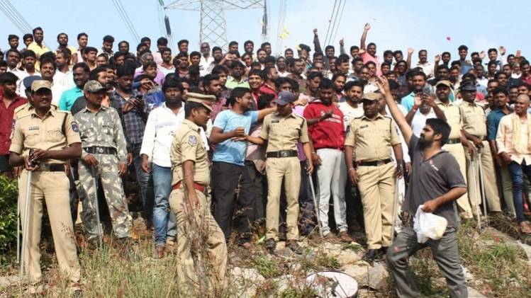 हैदराबाद में घटनास्थल पर मौजूद पुलिस की टीम (फोटो-पीटीआई)