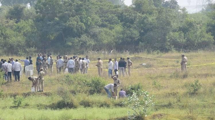 एनकाउंटर के बाद घटनास्थल पर मौजूद पुलिस और लोग (Coutesy- PTI)