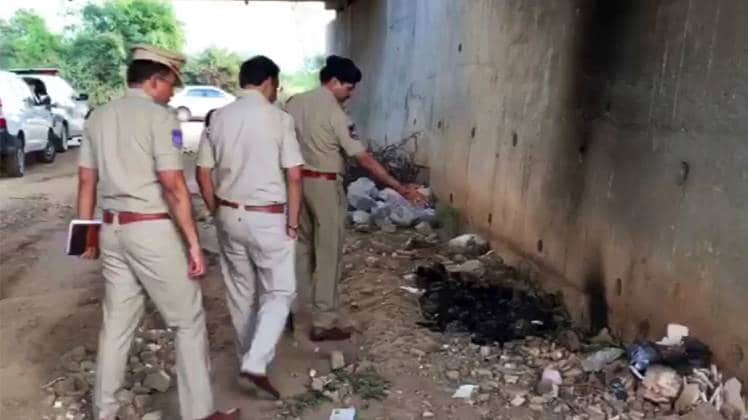 रेप के बाद पीड़िता के शव को जला दिया गया था (फोटो-AP)