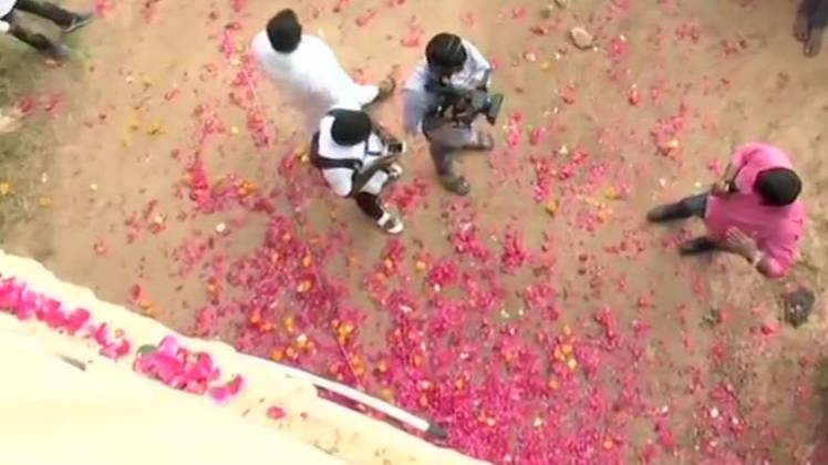 पुलिसकर्मियों पर की गई फूलों की बारिश (फोटो-ANI)