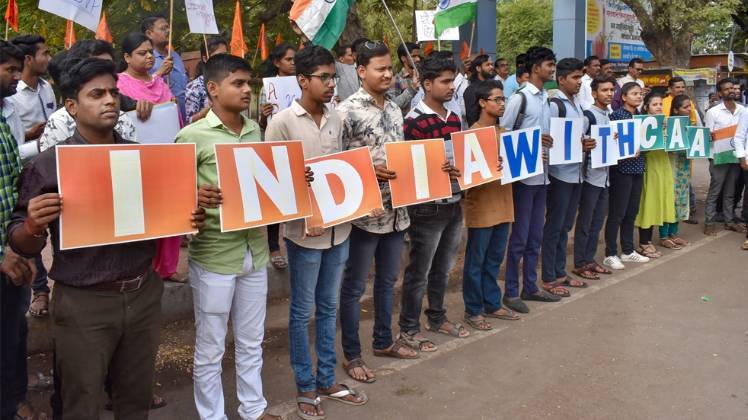 पूरे देश में नागरिकता कानून पर मचा बवाल