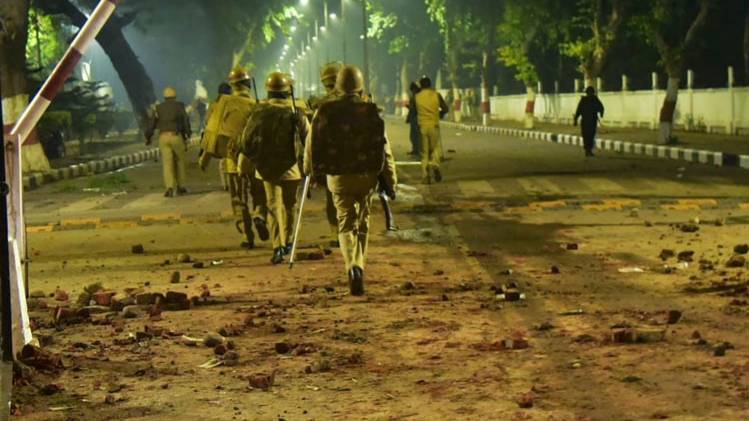 जामिया छात्रों के साथ पुलिस की बर्बरता (Photo- Aajtak)