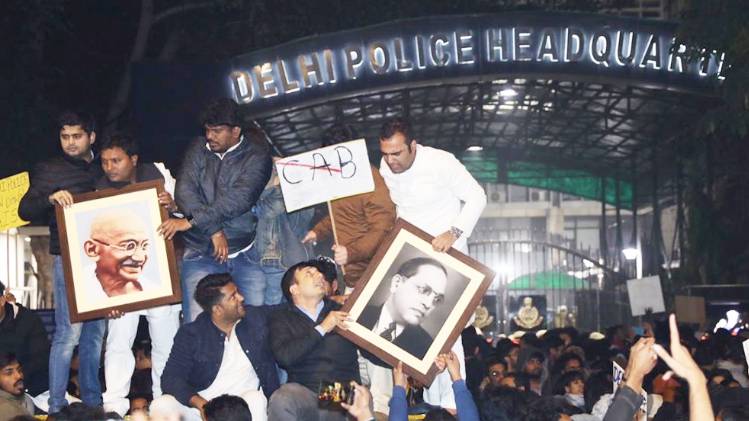पुलिस मुख्यालय पर नागरिकता कानून का विरोध करने पहुंचे प्रदर्शनकारी (तस्वीर-ANI)