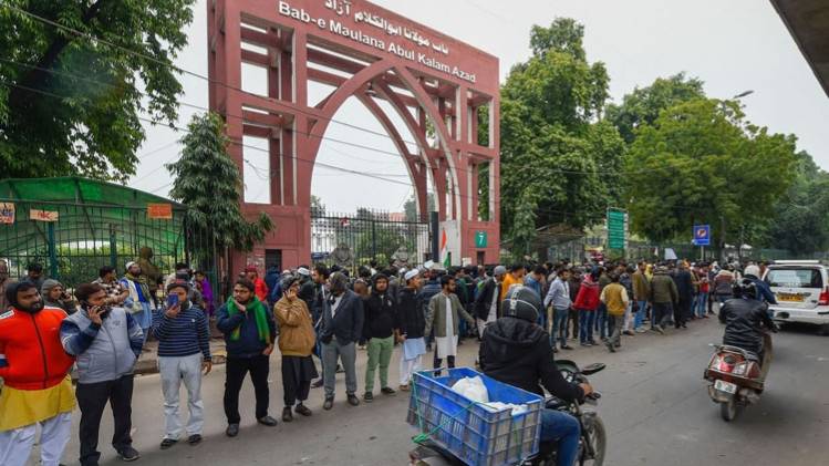 17 दिसंबर को JMI के सामने की तस्वीर (फोटो- पीटीआई)