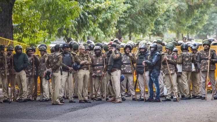 हिंसा के वक्त तैनात थी भारी पुलिस (फोटो: PTI)