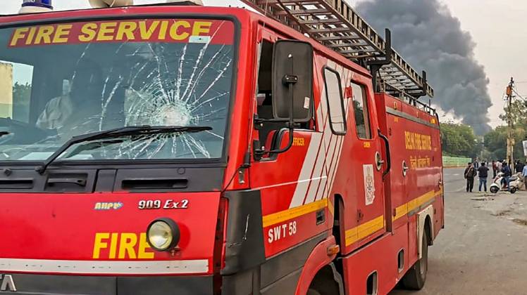 नागरिकता कानून को लेकर जामिया इलाके में बसों में तोड़फोड़ (फोटो- PTI)