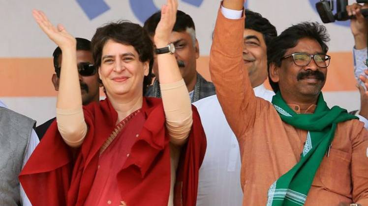 कांग्रेस नेता प्रियंका गांधी के साथ हेमंत सोरेन (PTI)