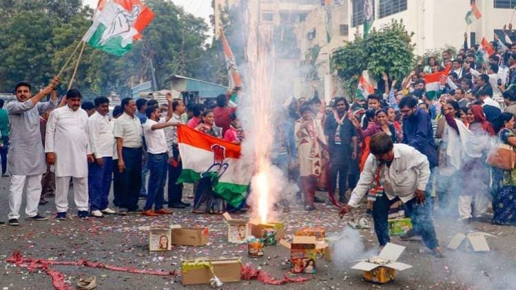 झारखंड में जीत का अहमदाबाद में जश्न मनाते कार्यकर्ता  (फोटो-पीटीआई)