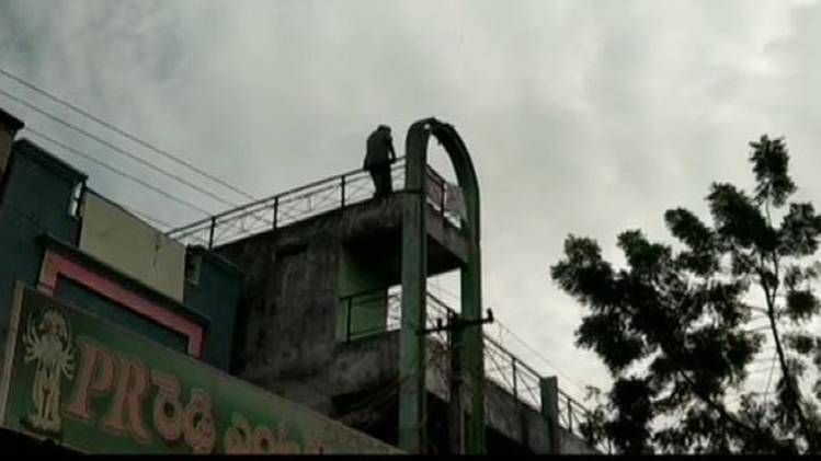 स्टूडेंट ने दी आत्महत्या करने की धमकी (Photo- ANI)