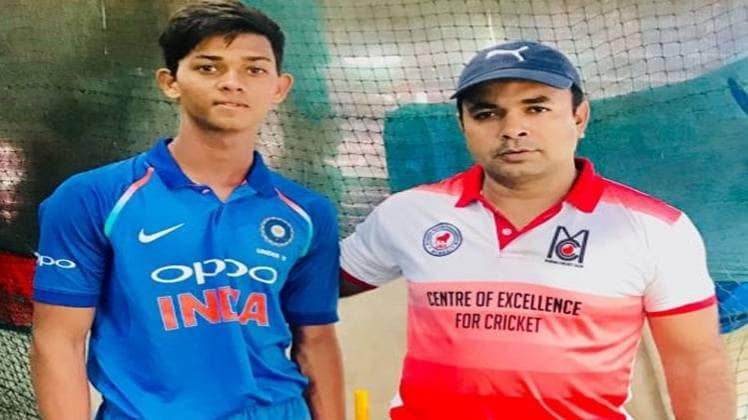 यशस्वी जायसवाल अपने कोच ज्वाला सिंह के साथ (फाइल फोटो) 