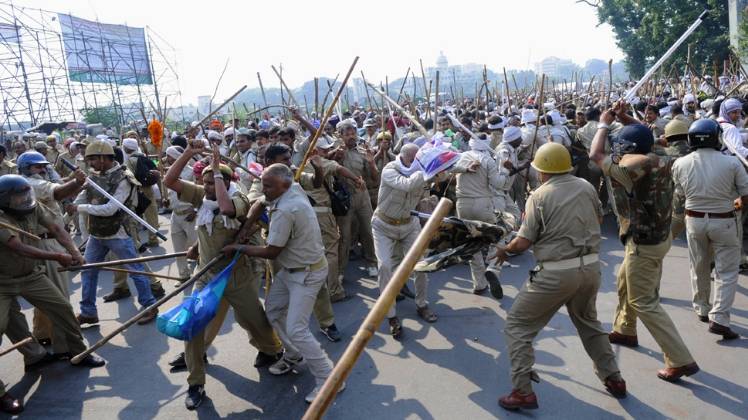 पुलिस में लाठी का इस्तेमाल ब्रिटिशकाल से शुरू हुआ था (फोटो- GettyImages)