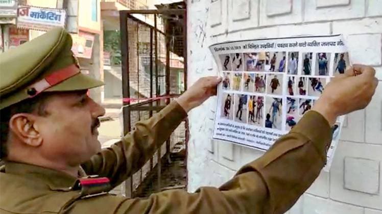 पुलिस ने चस्पा कीं हिंसक प्रदर्शनकारियों की तस्वीरें (फोटो-PTI)