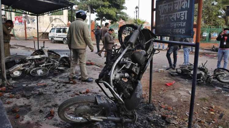 पिछले हफ्ते प्रदर्शन के दौरान लखनऊ में भड़क उठी थी हिंसा (फाइल-AP)