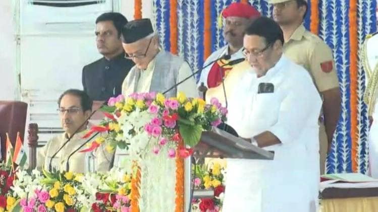 उद्धव ठाकरे कैबिनेट में चार मुस्लिम मंत्री, नवाब मलिक शपथ लेते हुए