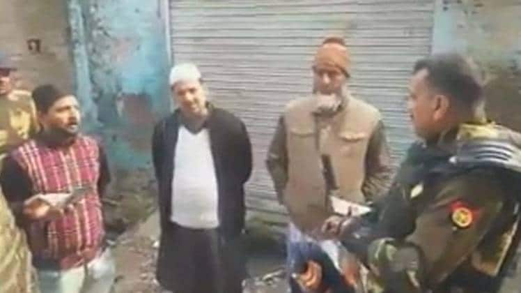 लिसाड़ी गेट पर उपद्रवियों ने पुलिस पर पत्थरबाजी की थी