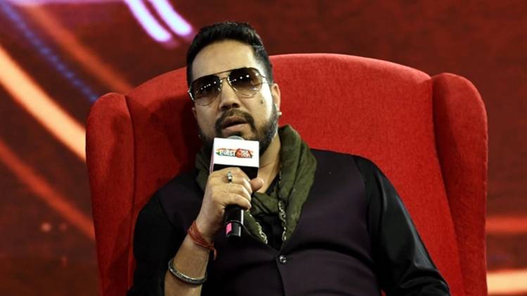 मीका सिंह ने उड़ाया अनु मलिक का मजाक, बोले- उनसे तो बेहतर ही गाता हूं मीका सिंह ने उड़ाया अनु मलिक का मजाक, बोले- उनसे तो बेहतर ही गाता हूं