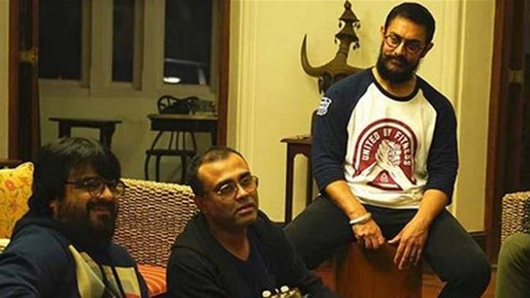 फिल्म की म्यूजिक टीम के साथ आमिर खान सोर्स इंस्टाग्राम 