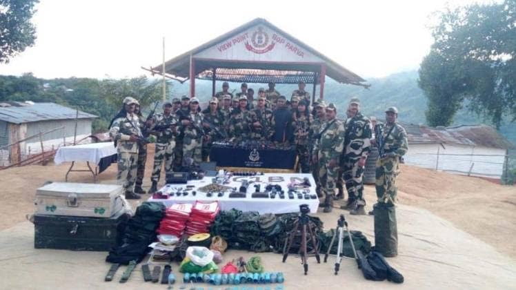 भारी मात्रा में हथियार और गोला-बारूद हुआ बरामद