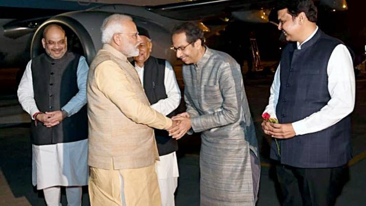 पीएम नरेंद्र मोदी के साथ उद्धव ठाकरे (फोटो- ANI)
