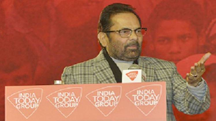 एजेंडा आजतक के मंच पर  बोलते अल्पसंख्यक मामलों के मंत्री मुख्तार अब्बास नकवी