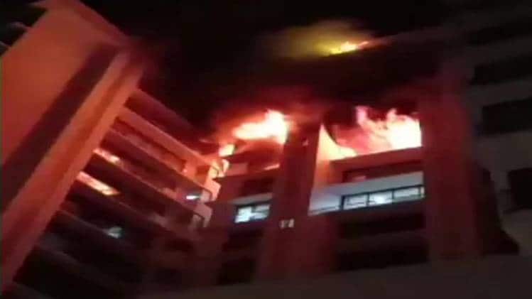 मुंबई के विले पार्ले बिल्डिंग में लगी आग (तस्वीर-ANI)