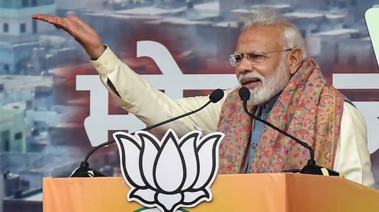 रामलीला मैदान में रैली को संबोधित करते प्रधानमंत्री नरेंद्र मोदी (फोटोः PTI)
