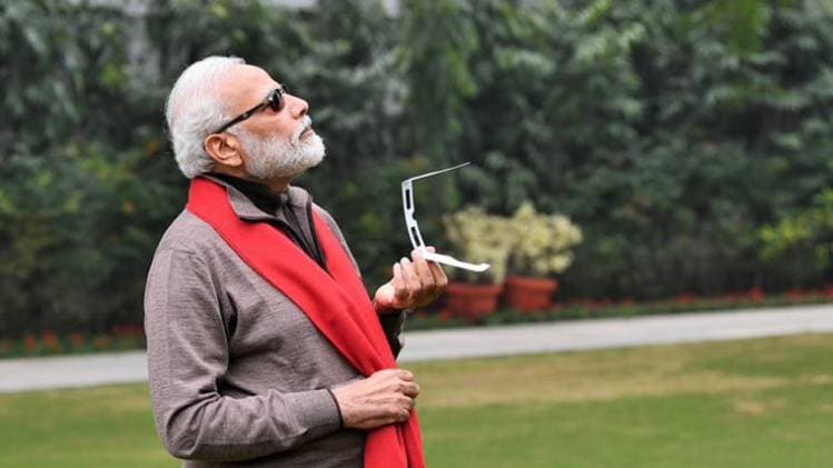 पीएम मोदी की सूर्य ग्रहण वाली तस्वीर पर कांग्रेस का तंज