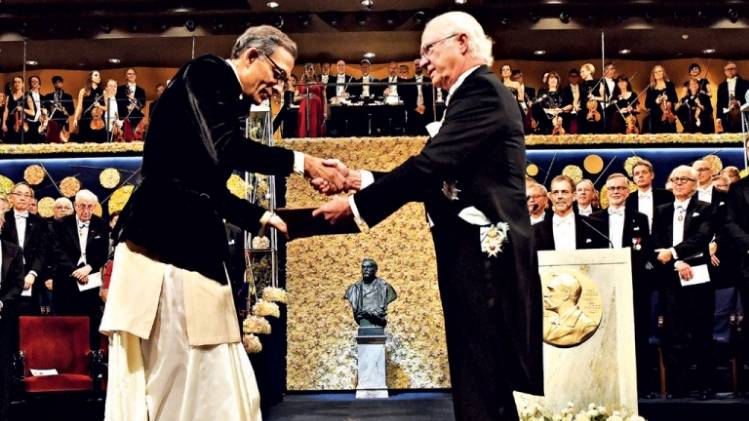 मेधा का सम्मान  10 दिसंबर को स्वीडन के कॉर्ल गुस्ताफ से नोबल पुरस्कार ग्रहण करते अभिजीत बनर्जी