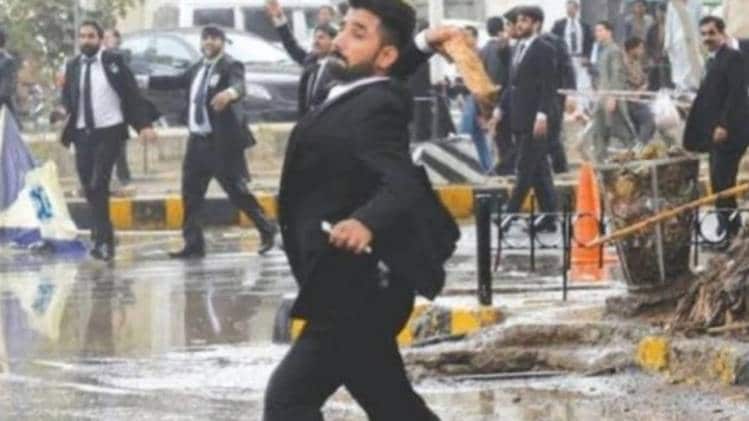 लाहौर में वकीलों का हिंसक प्रदर्शन