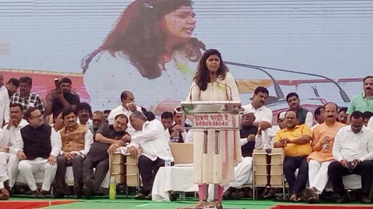 पंकजा ने बीजेपी के नेताओं के खिलाफ खोल रखा है मोर्चा