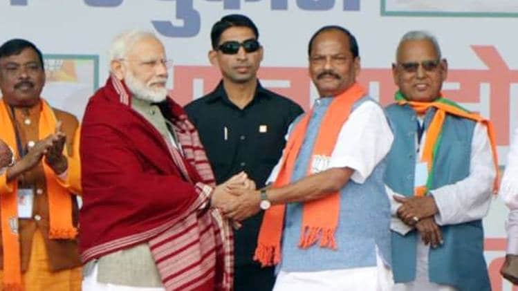 प्रधानमंत्री नरेंद्र मोदी और रघुवर दास (फाइल-फोटो)