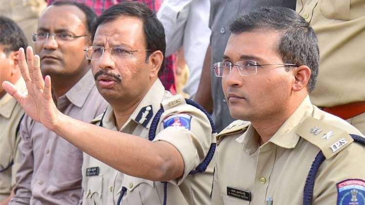 साइबराबाद के पुलिस कमिश्नर और अन्य पुलिस अधिकारी (Courtesy- PTI)