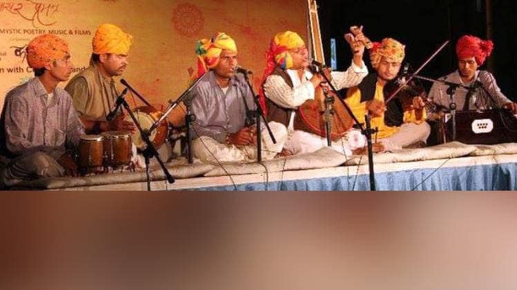 अपनी मंडली के साथ प्रह्लाद टिपानिया (बाएं से तीसरे) 