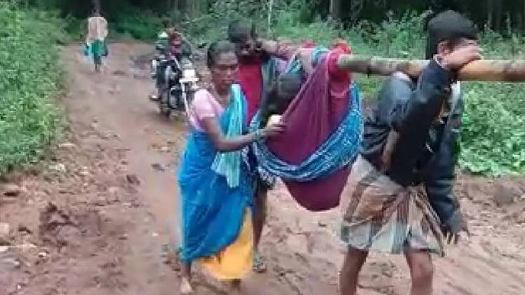 गर्भवती महिला को कंधे पर ढोते परिजन (फोटो-शालिनी मारिया लोबो)