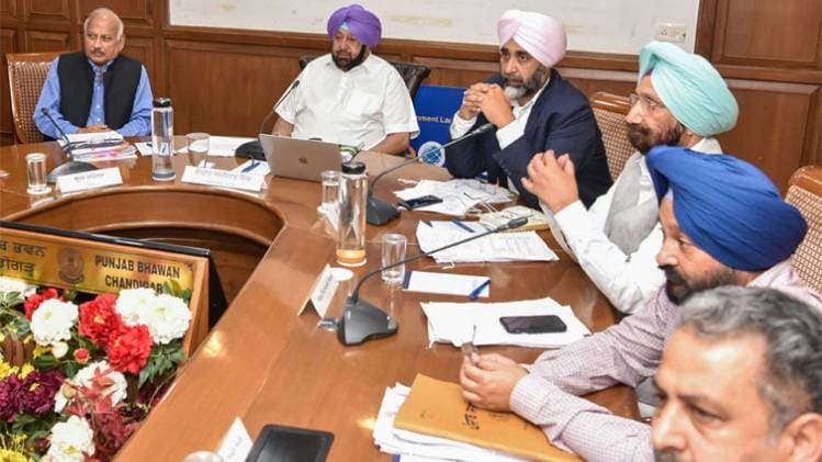 कैबिनेट सहयोगियों के साथ मुख्यमंत्री कैप्टन अमरिंदर सिंह (फाइल फोटो-PTI)