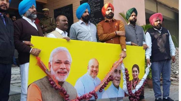 प्याज की बढ़ती कीमतों पर कांग्रेस विधायकों का प्रदर्शन