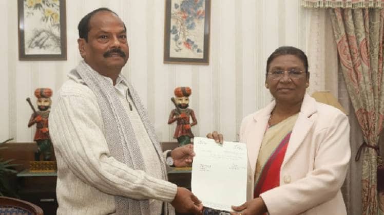 राज्यपाल द्रौपदी मूर्मू को इस्तीफा देते CM रघुवर दास (फोटो-IANS)