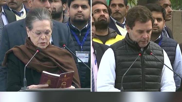 राजघाट पर संविधान की प्रस्तावना पढ़ती सोनिया व राहुल गांधी (ANI)