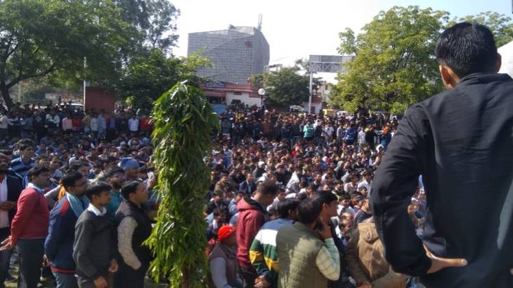आंदोलन कर रहे छात्र (फोटो-शरत कुमार)
