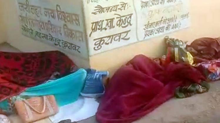 जमीन पर लेटे मरीज