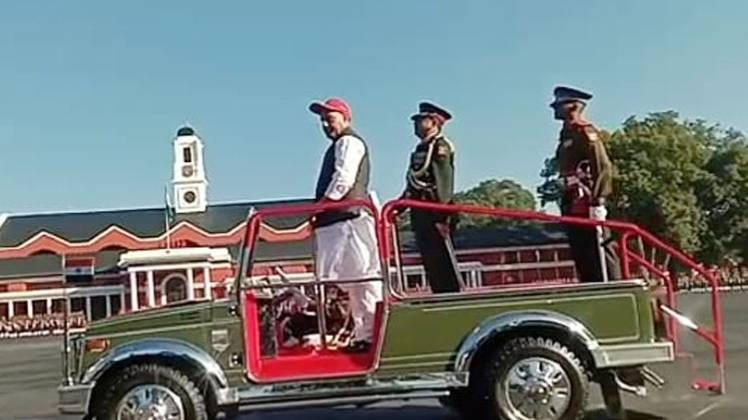 पासिंग आउट परेड का निरीक्षण करते रक्षा मंत्री राजनाथ सिंह