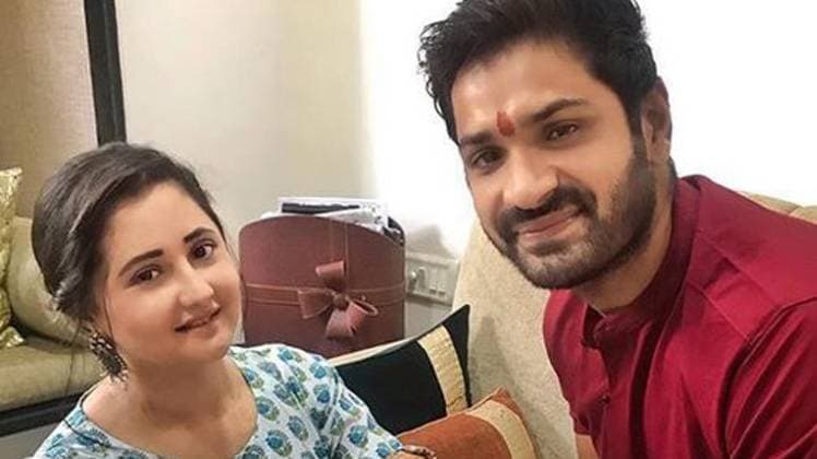 रश्मि देसाई संग मृणाल जैन 