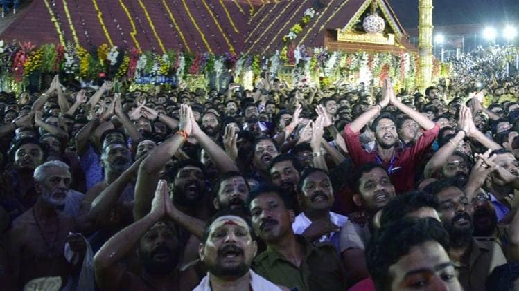 सबरीमला मंदिर परिसर में श्रद्धालु (फाइल फोटो-IANS)