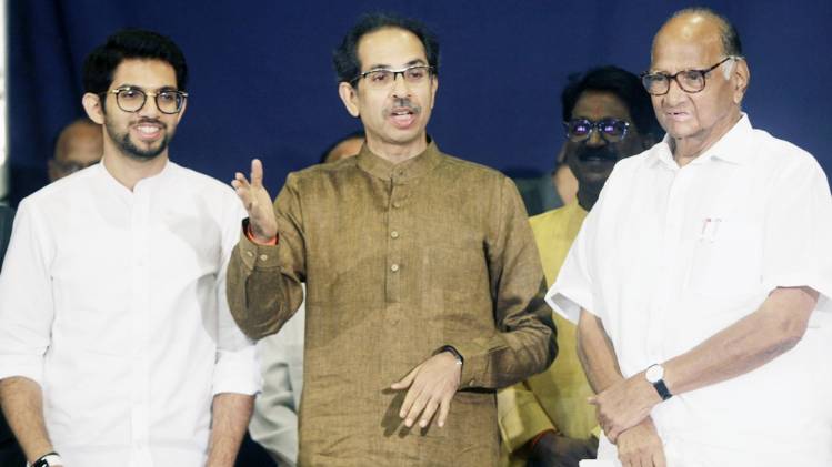 सीएम उद्धव ठाकरे के साथ आदित्य ठाकरे और एनसीपी चीफ शरद पवार (फाइल फोटो-ANI)