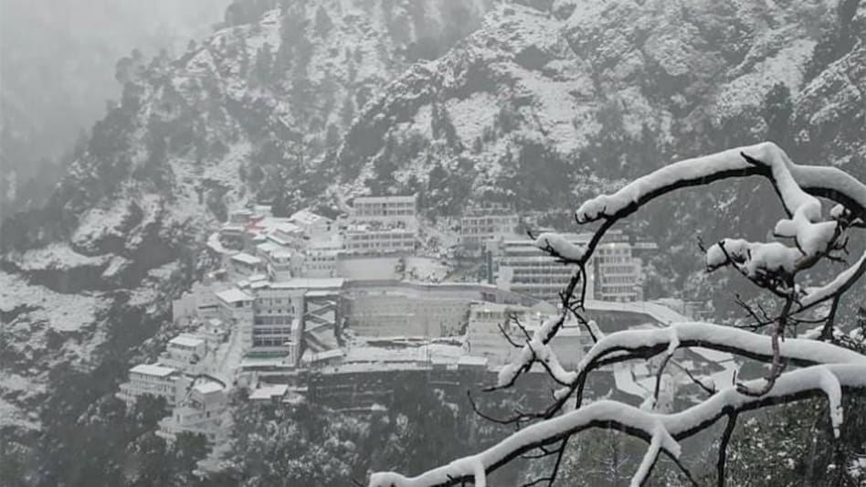 पहाड़ों पर भारी बर्फबारी, उत्तराखंड के कई जिलों में आज स्कूल बंद ...