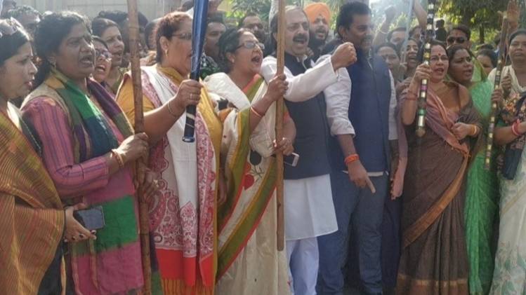 बीजेपी कार्यालय के बाहर BJP कार्यकर्ता