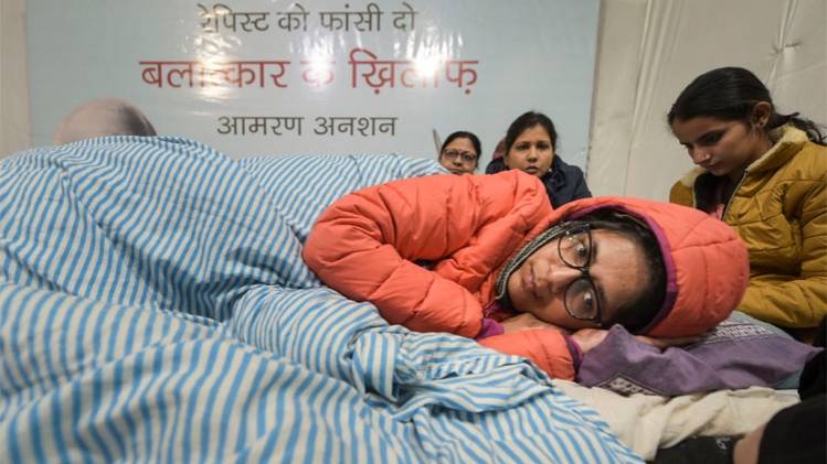 दिल्ली महिला आयोग की अध्यक्ष स्वाति मालीवाल का अनशन जारी (फोटो-PTI)