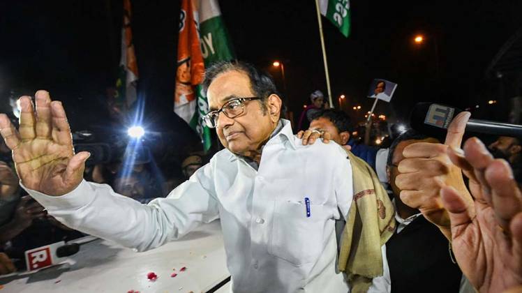 तिहाड़ से निकलने के बाद पूर्व वित्त मंत्री पी चिदंबरम (फोटो: PTI)