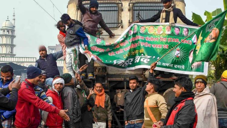 ट्रेन रोकते आरजेडी के कार्यकर्ता (Photo- PTI)